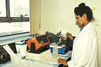 Permjit Kaur Sandhu at work in the lab in the 1980s